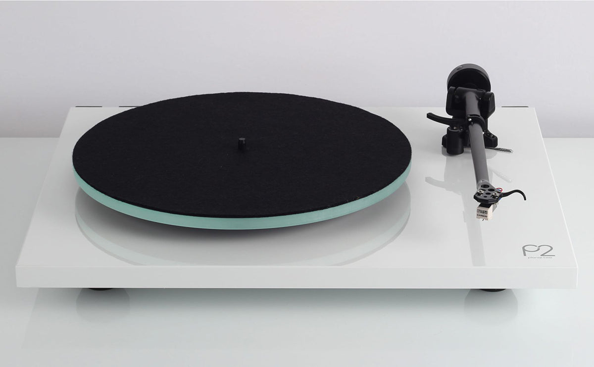 REGA Planar 2 Turntable With Carbon Cartridge