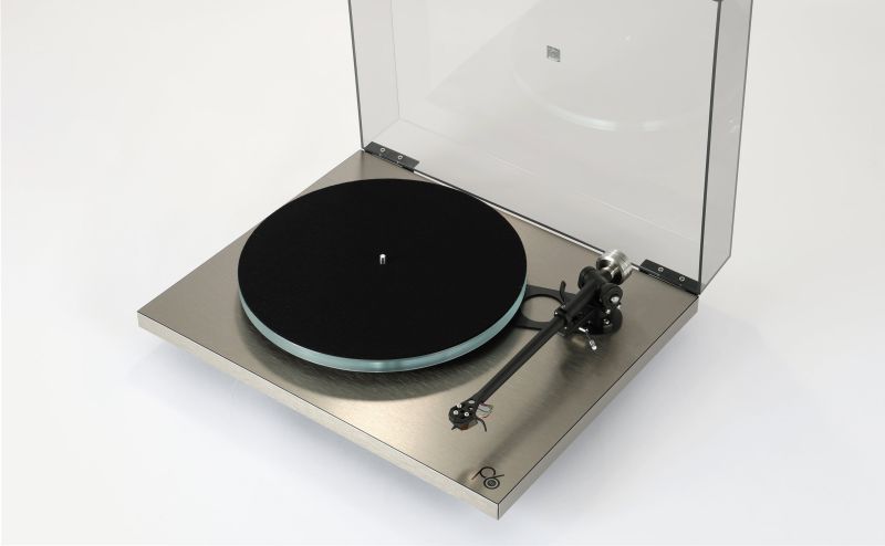 Rega Planar 6 RS Edition with Nd9 cartridge — manufacturer product photograph