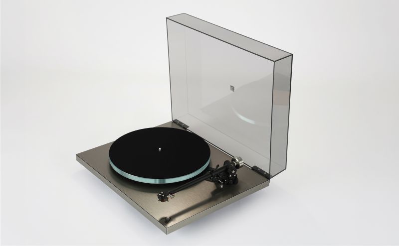 Rega Planar 6 RS Edition with Nd9 cartridge — manufacturer product photograph