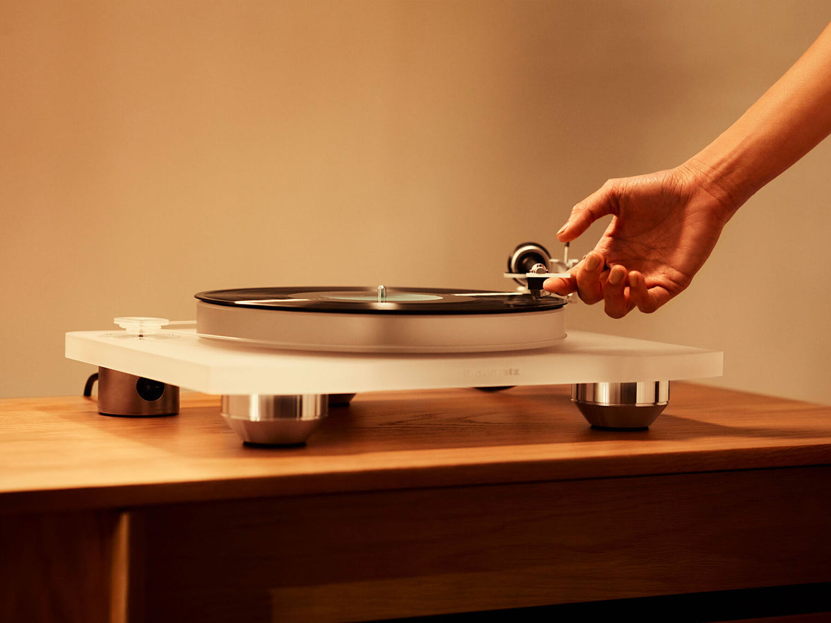 Marantz TT-15S1 — White — TT15S1 - White lifestyle view